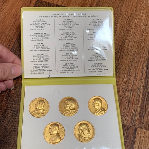 Vatican Other - Vintage Vatican high relief gold tone, 5 pope commemorative coins 1903-1958